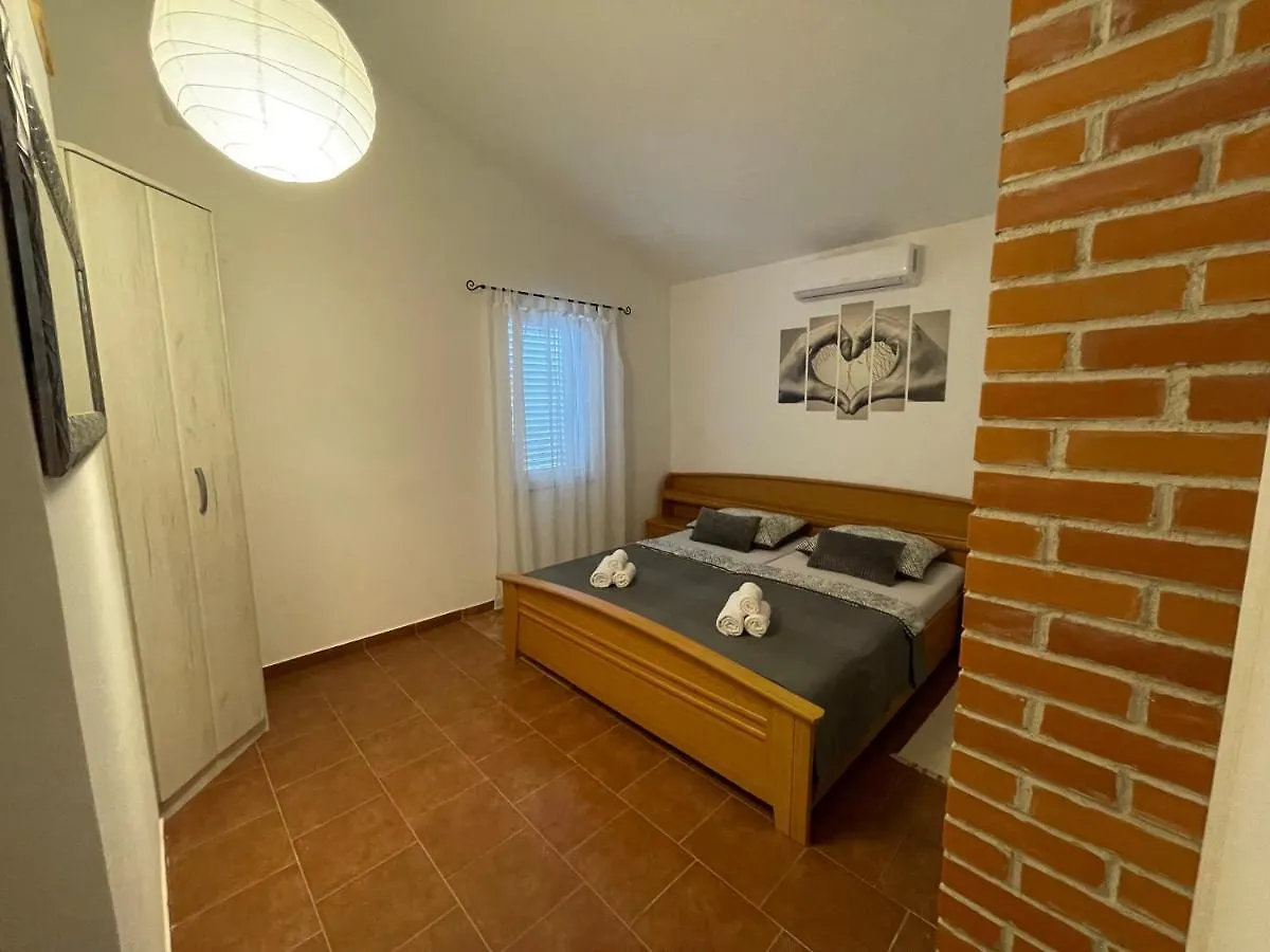Lovely Holiday Home With Private Pool Fjaka, Zadar Region Bulic