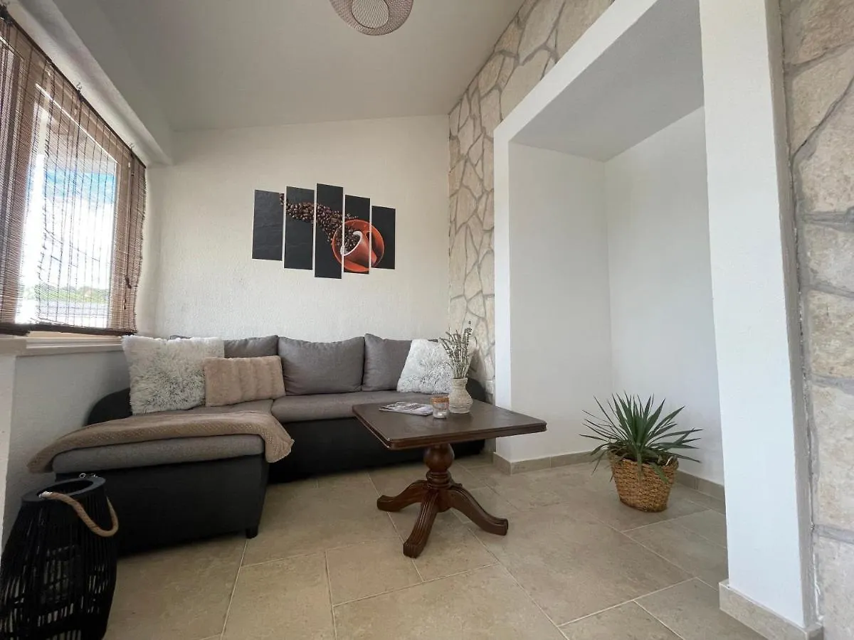 Lovely Holiday Home With Private Pool Fjaka, Zadar Region Bulic