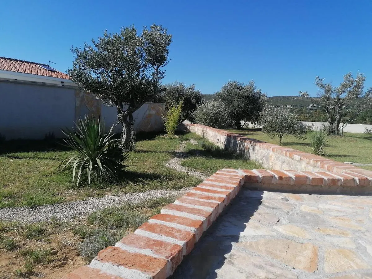 Lovely Holiday Home With Private Pool Fjaka, Zadar Region Bulic